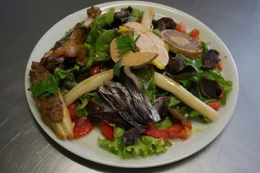 Assiette landaise composée d'asperges